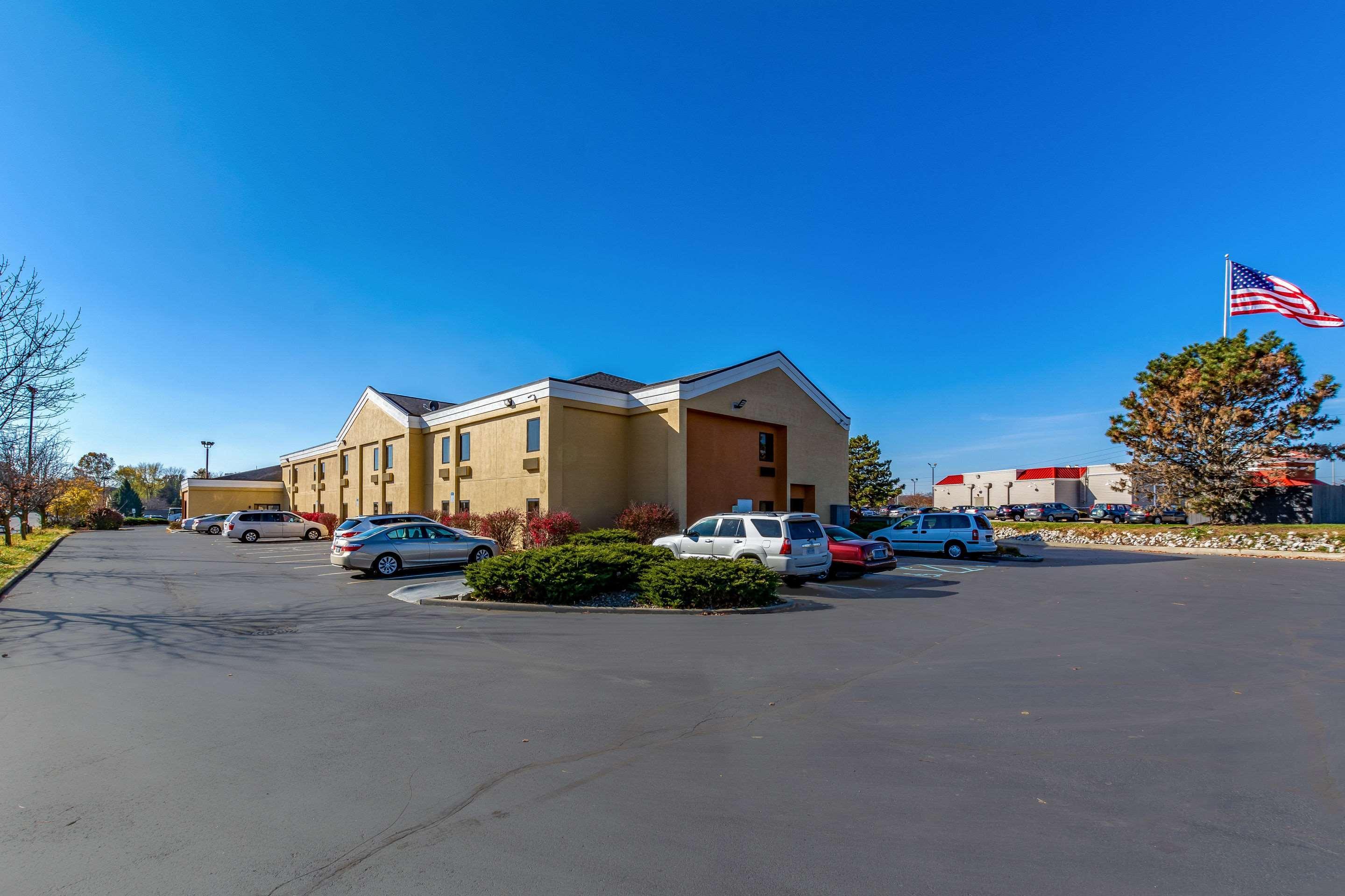 Quality Inn & Suites Southport Indianapolis Exterior photo